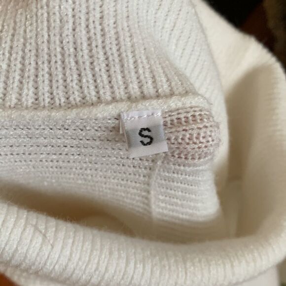 Size small pullover oversized turtleneck sweater - Picture 4 of 5